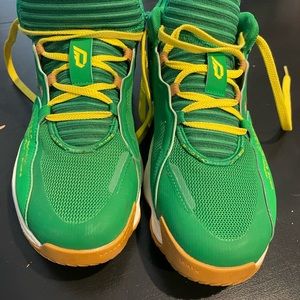 Damian Lillard Adidas Basketball Shoes size 9.5 Mens near perfect condition.